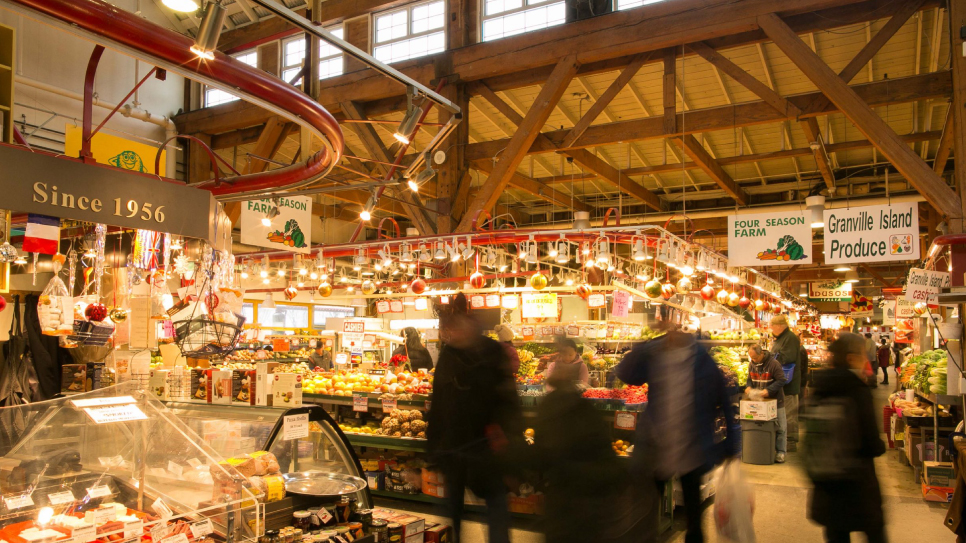 B&ecirc;n trong chợ Granville Island Public Market