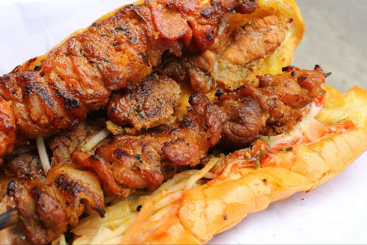 B&aacute;nh m&igrave; thịt xi&ecirc;n nướng