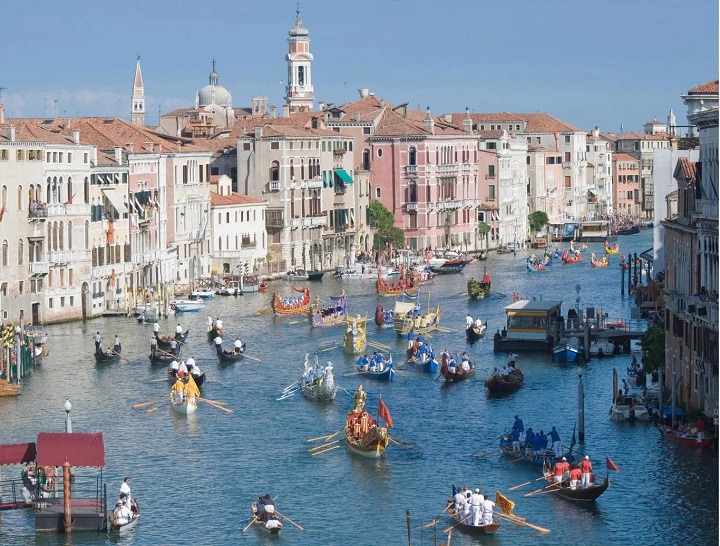 Đua thuyền l&agrave; một trong những hoạt động được người &Yacute; đặc biệt mong chờ&nbsp;