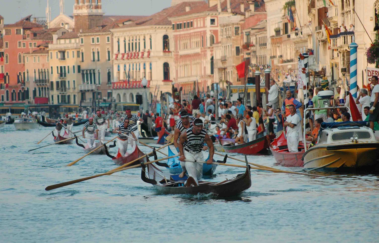  Để c&oacute; thể dễ d&agrave;ng chi&ecirc;m ngưỡng sự kiện, nhớ theo d&otilde;i lịch tr&igrave;nh của lễ hội