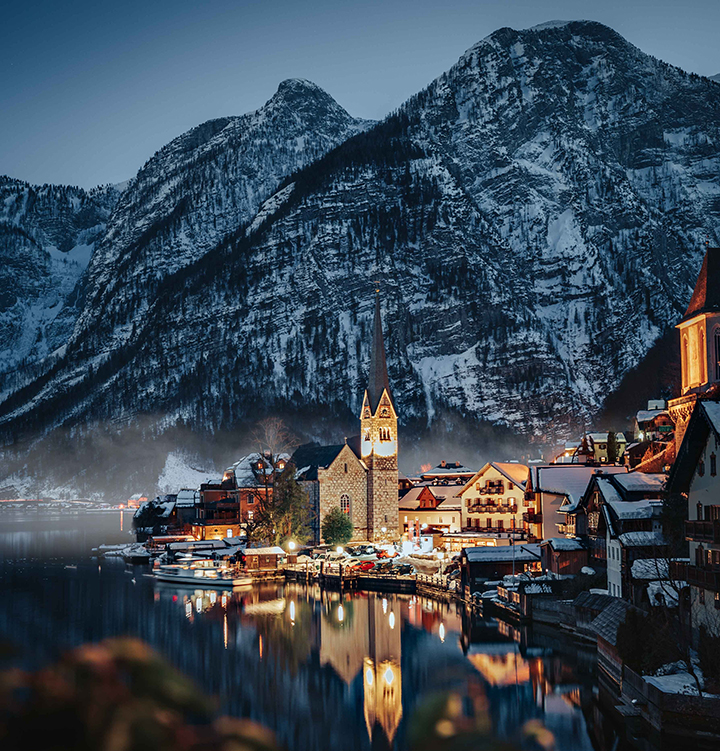 Phong cảnh về đ&ecirc;m của l&agrave;ng cổ Hallstatt