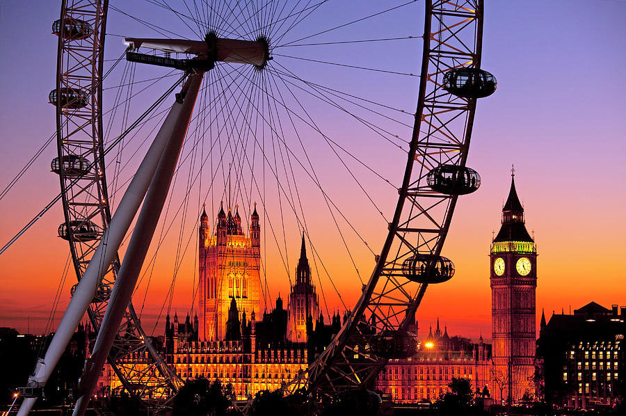 Tháp đồng hồ nhìn từ góc một trong những vòng xoay lớn nhất thế giới London Eye