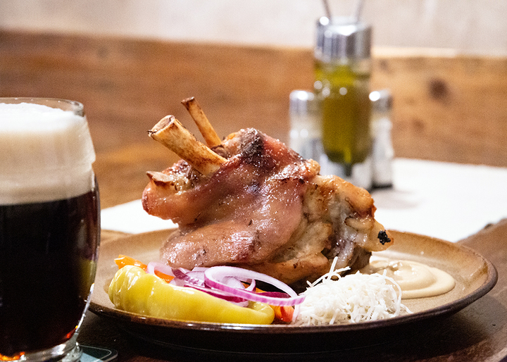 Thưởng thức Schweinshaxe c&ugrave;ng với bia
