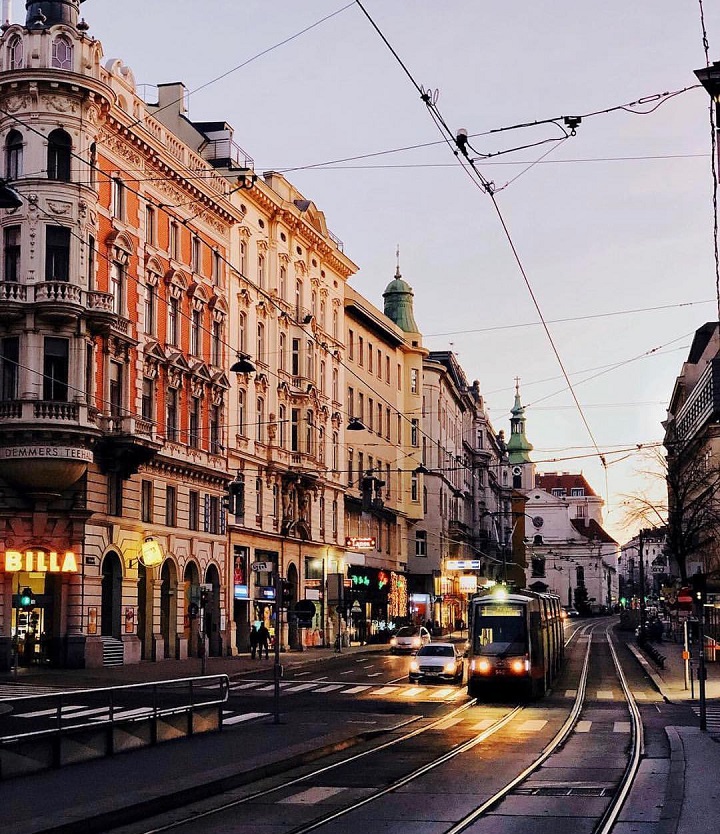 Có nhiều lựa chọn phương tiện để bạn có thể đến Nhà hát Opera Quốc Gia Vienna