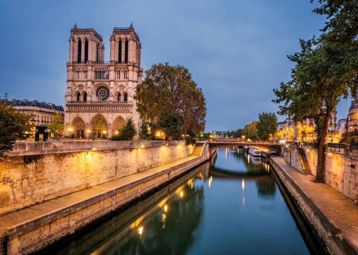 Notre-Dame n&eacute;p m&igrave;nh b&ecirc;n d&ograve;ng s&ocirc;ng Seine&nbsp;