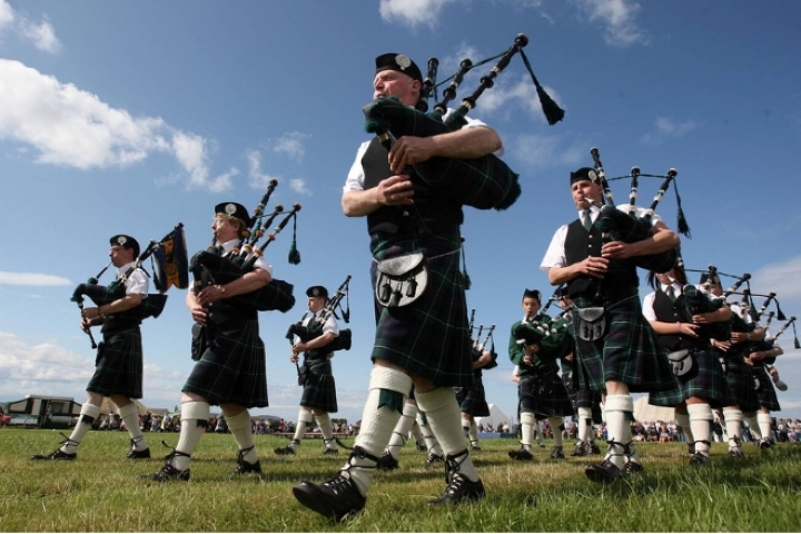 Trang phục với v&aacute;y truyền thống của đ&agrave;n &ocirc;ng Scotland