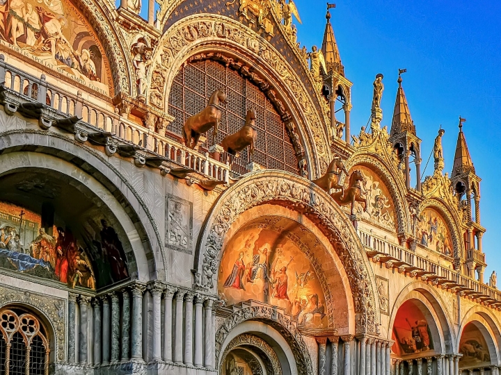 Những con ngựa bằng đồng l&agrave; bản sao của những con ngựa cổ đ&atilde; c&oacute; trước đ&oacute;