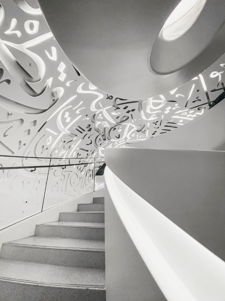 B&ecirc;n trong bảo t&agrave;ng với thiết kế độc đ&aacute;o lạ mắt