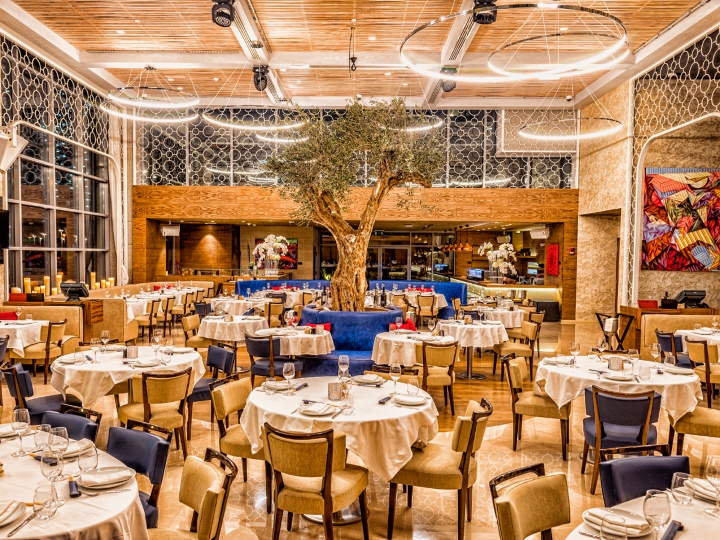 Kh&ocirc;ng gian sang trọng nhưng v&ocirc; c&ugrave;ng ấm c&uacute;ng tại Billionaire Mansion Dubai