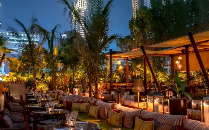 Kh&ocirc;ng gian nh&agrave; h&agrave;ng được thiết kế theo hướng Babylon hoang d&atilde;