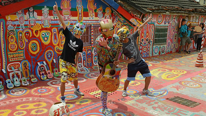 Du kh&aacute;ch tham quan v&agrave; checkin tại l&agrave;ng Cầu Vồng