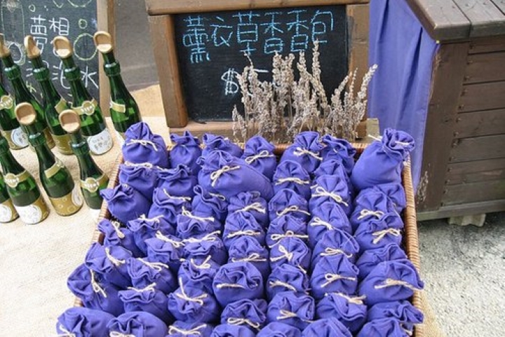 Những lọ tinh dầu được chiết xuất từ hoa oải hương mang đến mùi thơm dễ chịu