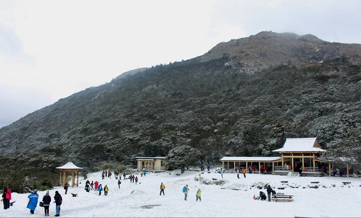 Hầu hết tuyết đều xuất hiện ở c&aacute;c đỉnh n&uacute;i&nbsp;