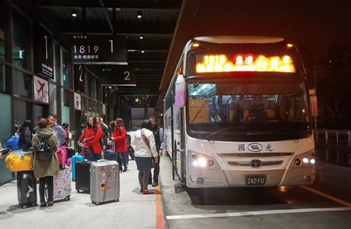 C&aacute;c trạm xe bu&yacute;t ở s&acirc;n bay Đ&agrave;o Vi&ecirc;n