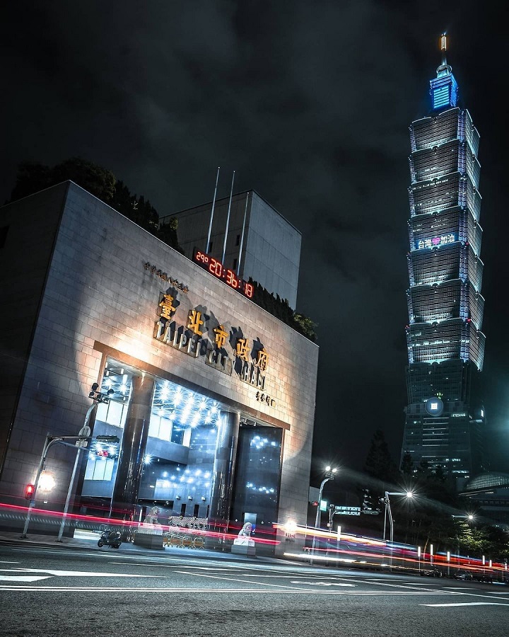 Th&agrave;nh phố hiện đại v&agrave; lễ hội tr&agrave;n ngập