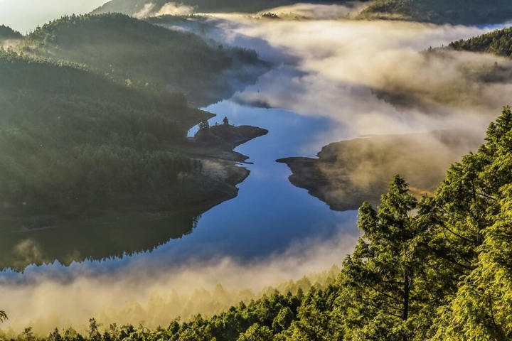 Hồ Cueifong như một tấm gương phản chiếu bầu trời