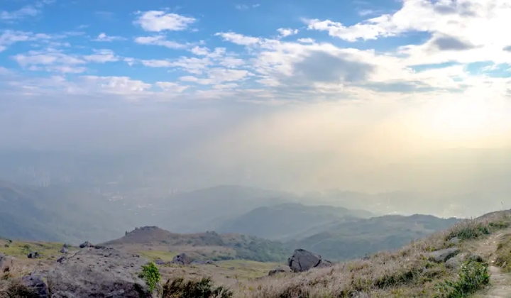 Đường mòn Wo Yang Shan dẫn lên khung cảnh núi non hùng vĩ