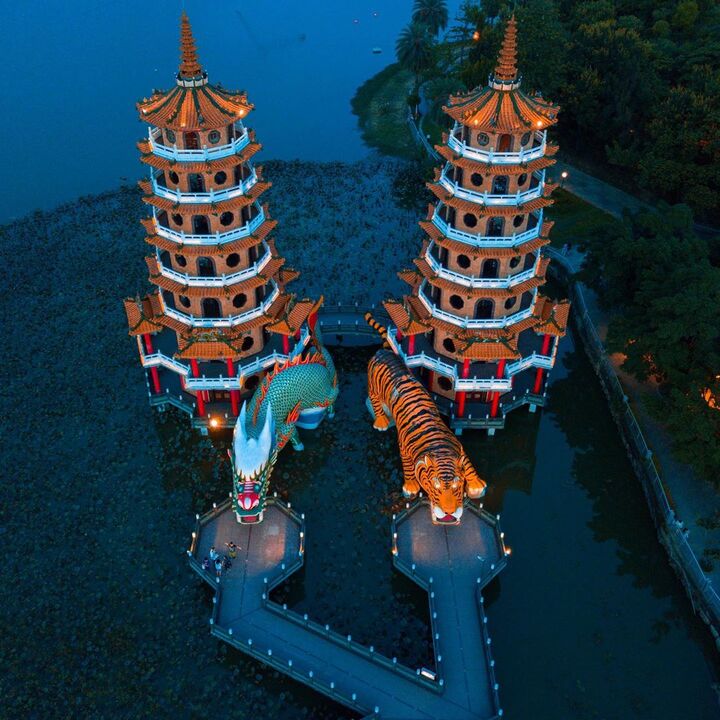 Hai tòa tháp cao là điểm nhấn nổi bật tại đầm Liên Trì