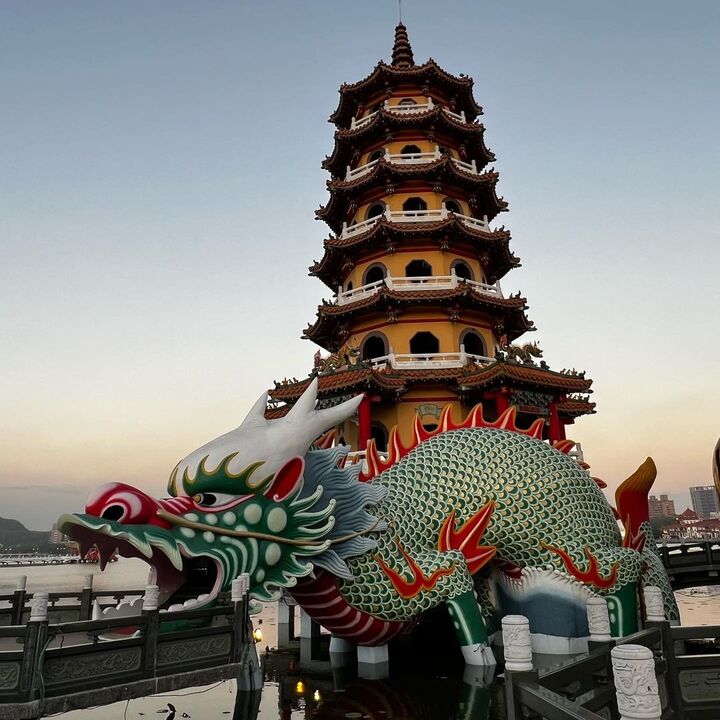 Lối đi vào từ Tháp Rồng