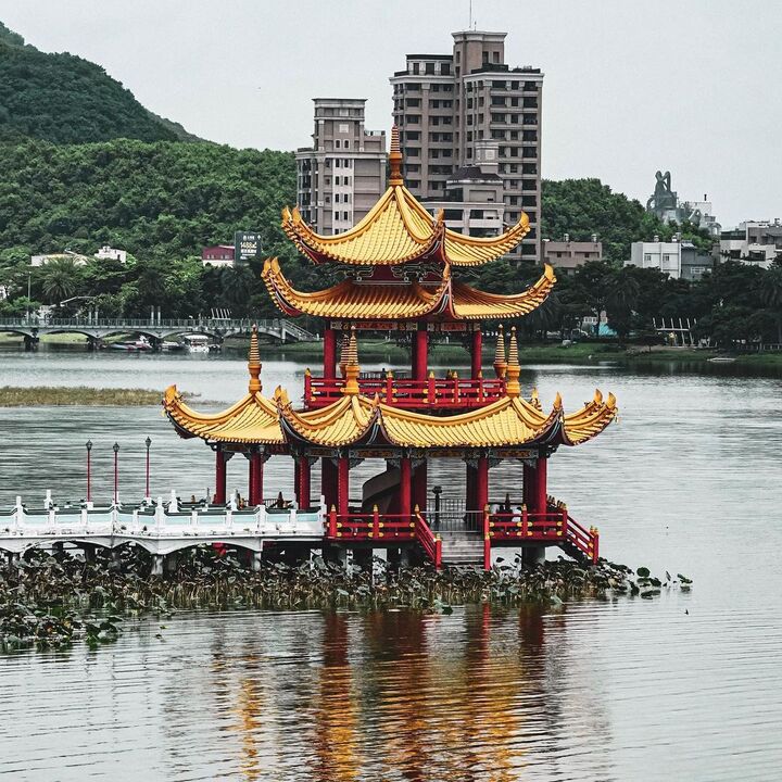 Bao quanh đôi tháp là Đầm Liên Trì