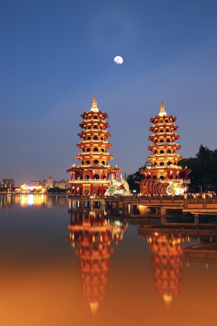 Khung cảnh lộng lẫy của tháp vào buổi đêm