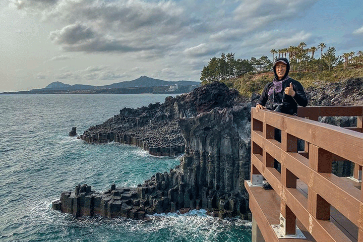 C&aacute;c cột đ&aacute; m&agrave;u x&aacute;m đen được sắp xếp gần nhau theo đường bờ biển