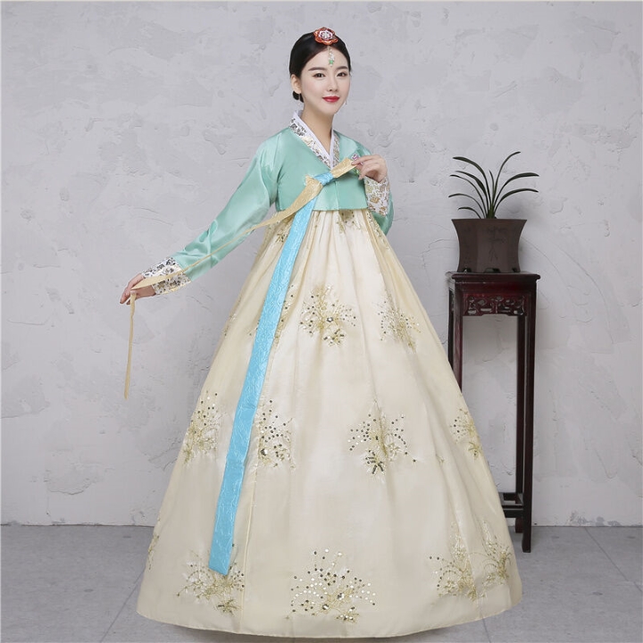 Hanbok d&agrave;nh cho nữ với thiết kế tinh tế