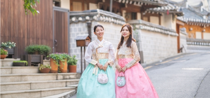 Hanbok ng&agrave;y nay với m&agrave;u sắc bắt mắt