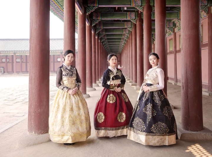 Hanbok với họa tiết của phụ nữ qu&yacute; tộc ng&agrave;y xưa