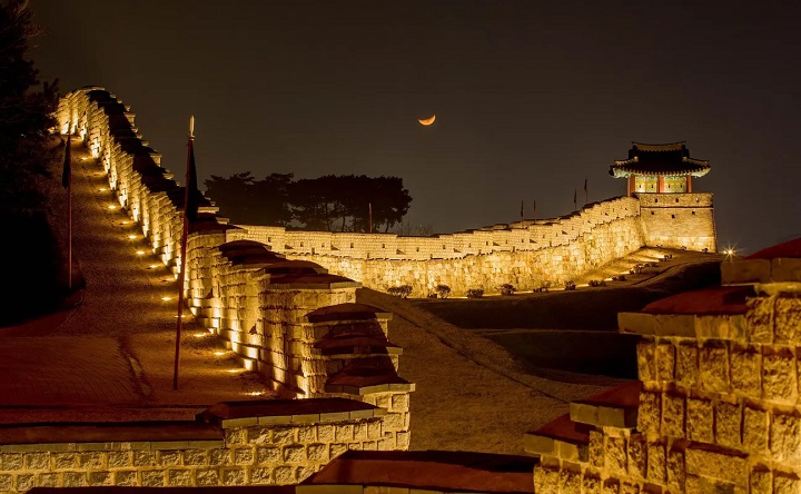 Với diện t&iacute;ch m&ecirc;nh m&ocirc;ng l&ecirc;n đến 1.3 km&sup2;, Th&agrave;nh cổ Hwaseong c&oacute; vị tr&iacute; thuận lợi c&aacute;ch th&agrave;nh phố Seoul 30 km