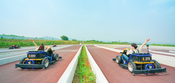 Đua xe go-kart cùng bạn bè