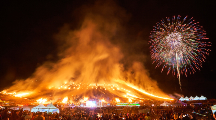 Khoảnh khắc lửa rực ch&aacute;y tại lễ hội