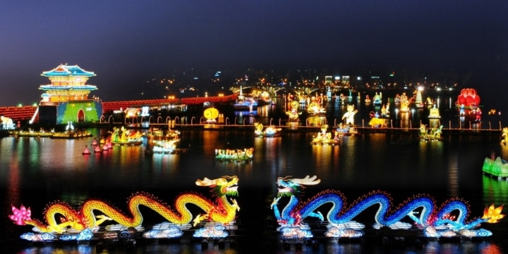 Tr&igrave;nh diễn đ&egrave;n lồng rồng tr&ecirc;n s&ocirc;ng