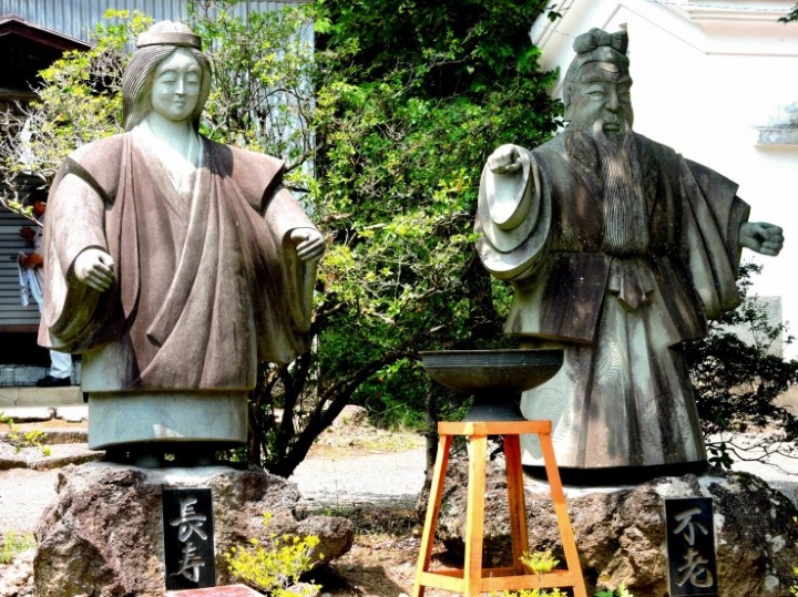  Những bức tượng đ&aacute; tại đền thờ