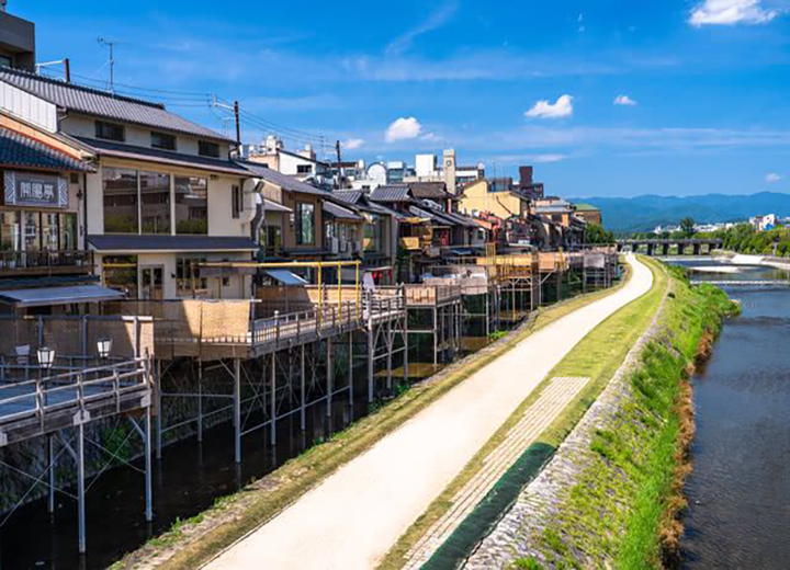 Khu phố nằm dọc theo bờ s&ocirc;ng Kamo