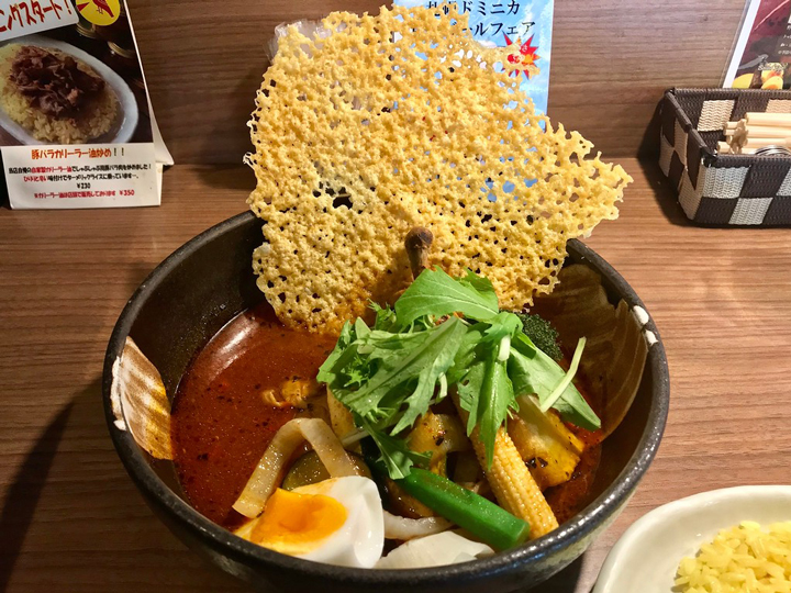 Súp cà ri gà và rau củ đặc biệt với phô mai nướng giòn