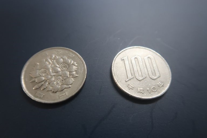 Tiền xu mệnh gi&aacute; 100 JPY