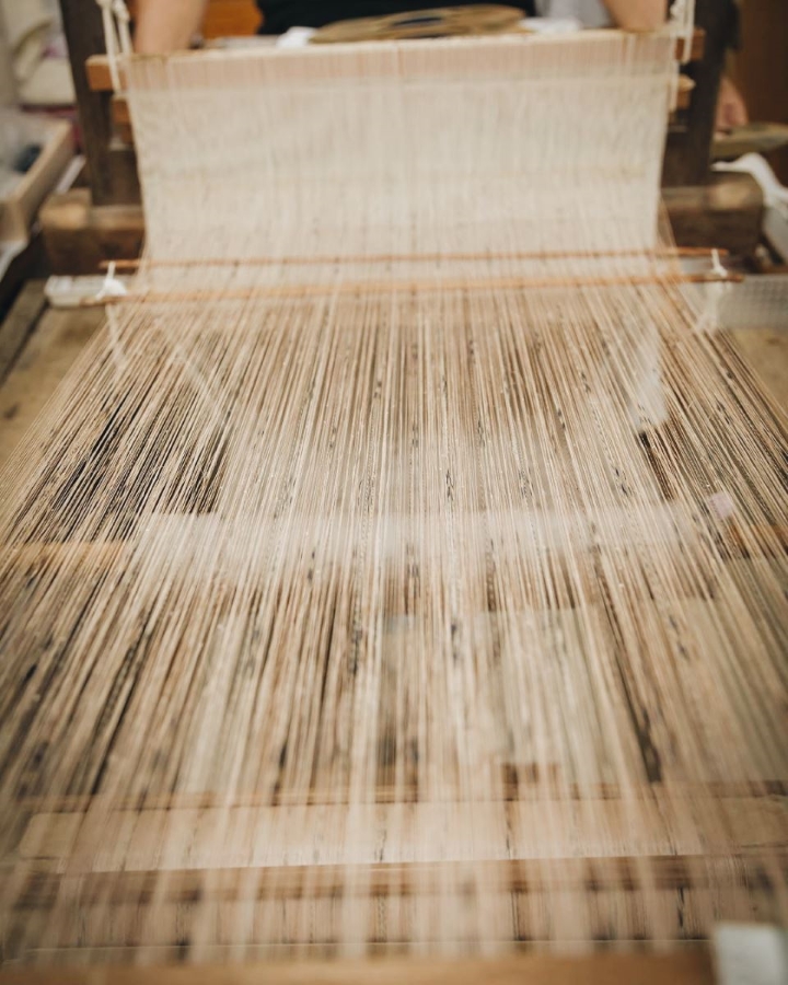 Dệt vải bằng khung dệt tay