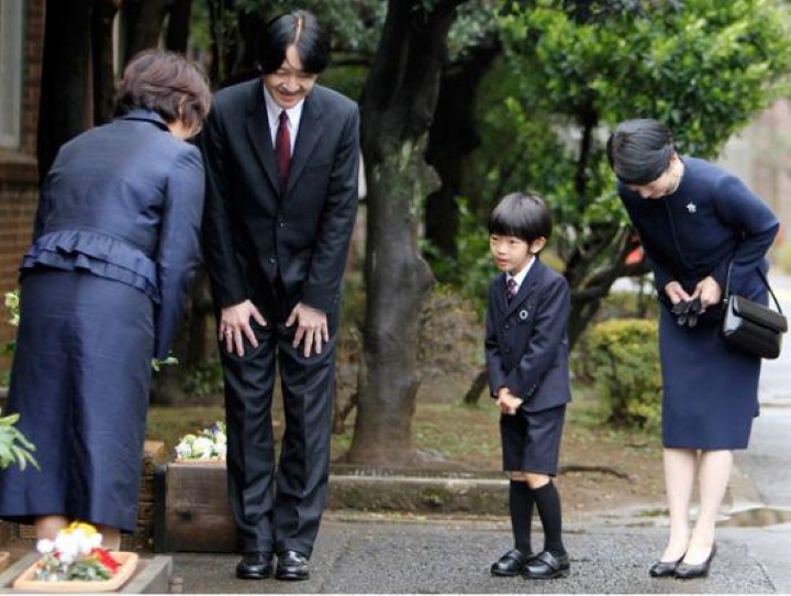 Có thể thấy mức độ trang trọng của lời chào tỷ lệ thuận với độ cúi người