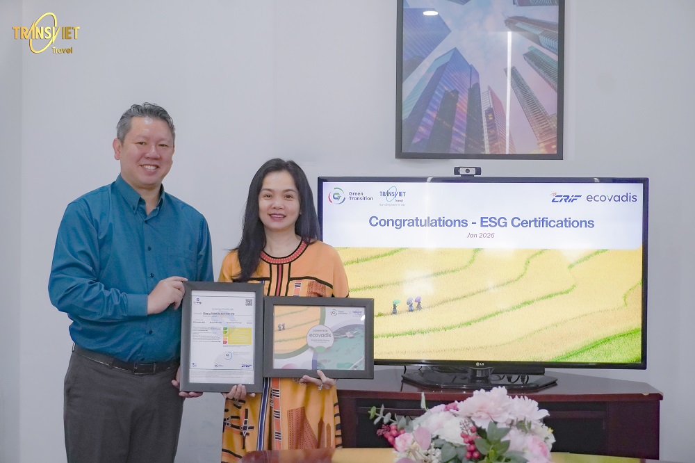 Đại diện F168nhacai nhận chứng nhận ESG CRIF Rating v&agrave; xếp hạng EcoVadis, ghi nhận mức độ  tu&acirc;n thủ c&aacute;c ti&ecirc;u chuẩn ESG theo th&ocirc;ng lệ quốc tế. (H&igrave;nh ảnh B&agrave; Phạm Thị Dạ Hương &ndash; Gi&aacute;m  đốc F168nhacai Travel v&agrave; &Ocirc;ng Nguyễn C&ocirc;ng Minh Bảo &ndash; Đồng s&aacute;ng lập & Gi&aacute;m đốc Điều h&agrave;nh  Green Transition). 