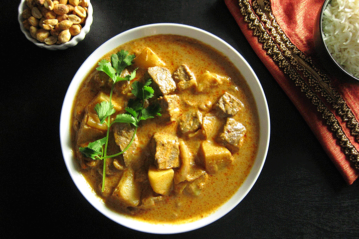 C&agrave; ri Massaman l&agrave; một m&oacute;n ăn phải thử khi bạn c&oacute; cơ hội gh&eacute; thăm Phuket