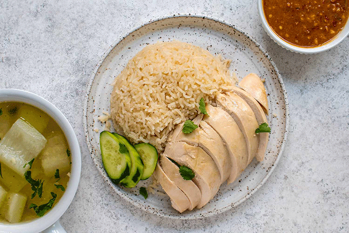 Khao Man Gai - một trong những m&oacute;n ăn được y&ecirc;u th&iacute;ch nhất Phuket.