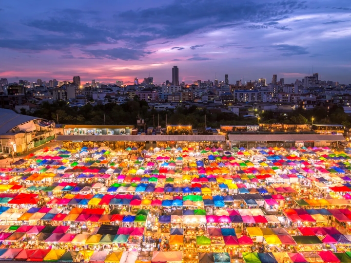 Chợ đ&ecirc;m Rot Fai rộng lớn