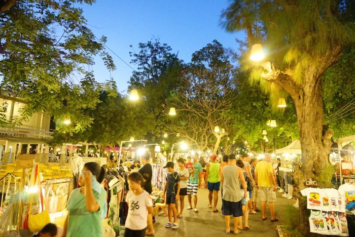 Chợ đ&ecirc;m Cicada lấp l&aacute;nh &aacute;nh đ&egrave;n