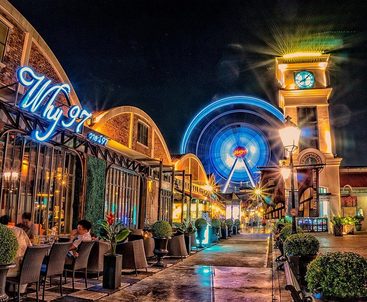 Asiatique mở cửa từ 5 giờ chiều v&agrave; tiếp tục hoạt động v&agrave;o buổi tối