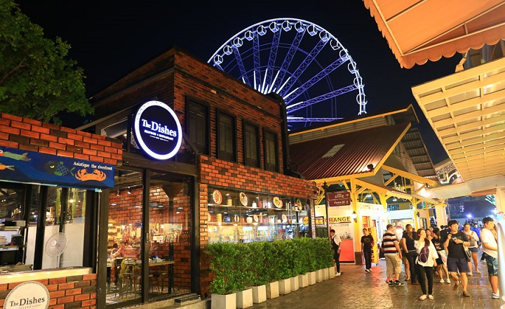 Ngo&agrave;i Đổi quà F168 v&agrave; F1686.vip với hơn 4.000 trò chơi, Asiatique The Riverfront c&ograve;n nổi tiếng với c&aacute;c buổi biểu diễn giải tr&iacute; độc đ&aacute;o