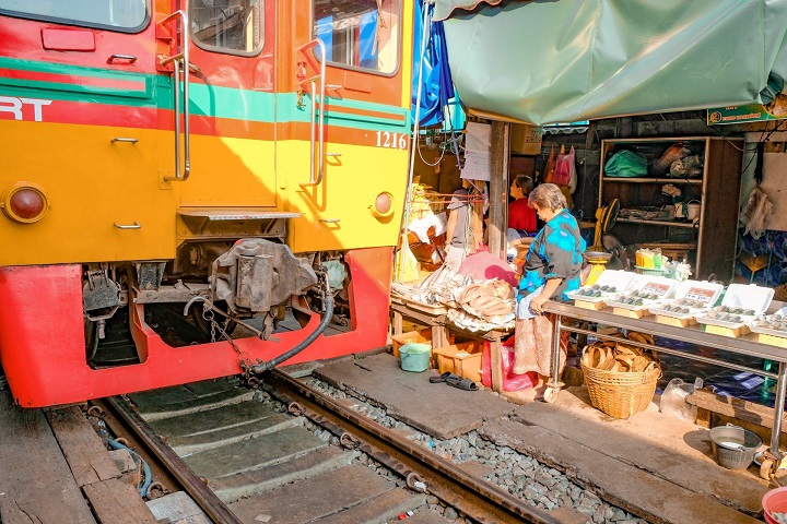 Chín lần mỗi ngày, sẽ có một chuyến tàu chạy thẳng qua trung tâm của thị trấn này