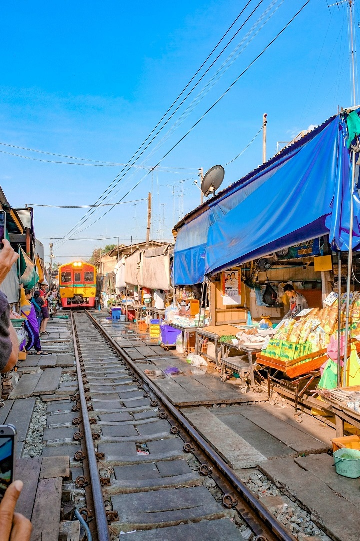 Nếu bạn đến lần đầu, hãy dạo một vòng dọc theo đường sắt