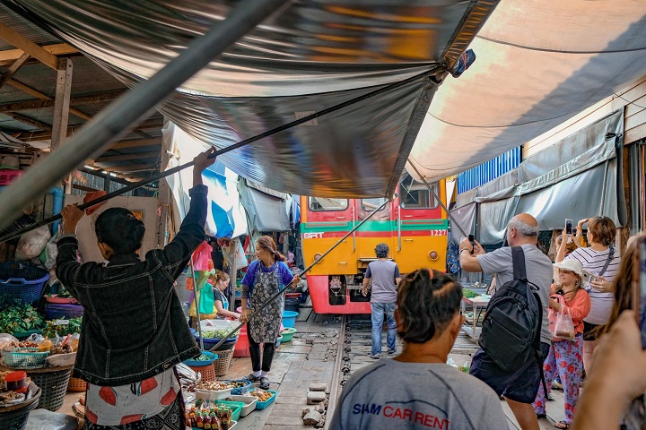 Trước khi tàu xuất hiện, bạn có thể nghe thấy tiếng còi tàu xa xa vang lên, vì tàu di chuyển rất chậm qua thị trấn