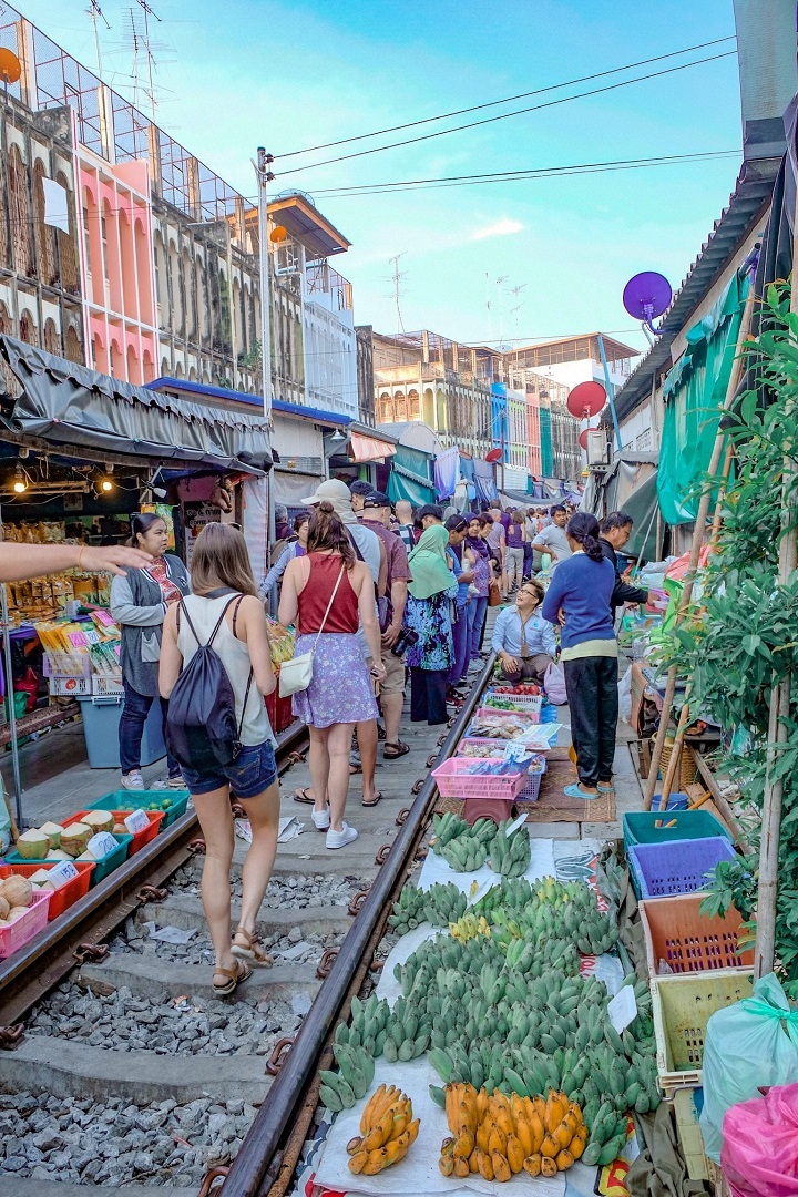 Chợ đường sắt Maeklong đã tồn tại từ năm 1905, tại tỉnh Samut Songkhram, Bangkok